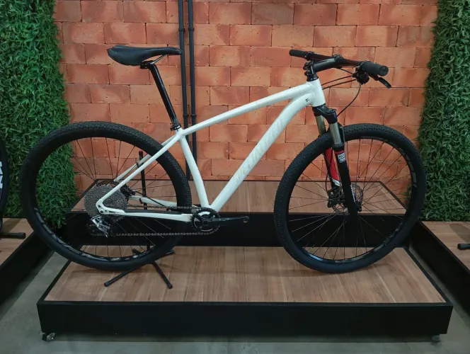 Bicicleta Specialized branca Aro 29 t-17