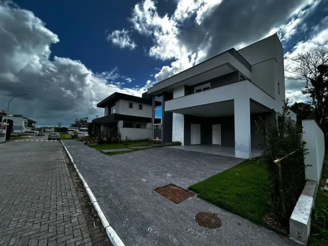 Casa com 3 suítes à venda em Florianópolis/SC, Condomínio Fechado Villa Ratones e 4 vagas.