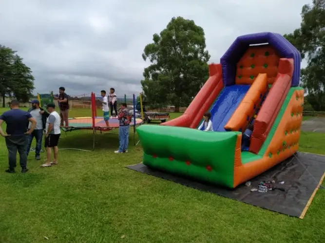 Vendo Locadora de Brinquedos, Tobogã, Castelo Pula Pula, Cama Elástica, Piscina de Bolinha