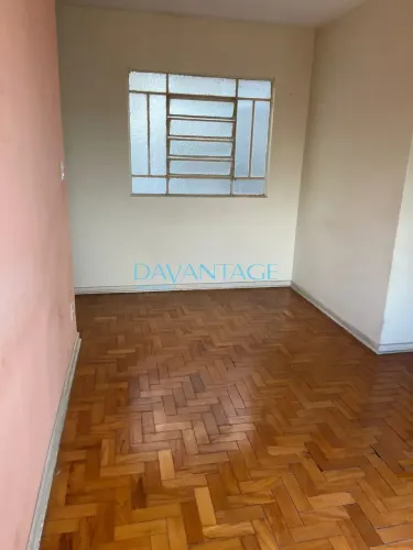 Prédio à venda, com 210m² com renda - Salões no térreo alugados e para locação, e no andar