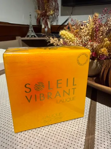 Perfume Soleil Vibrant da marca Lalique, um Eau de Parfum feminino.