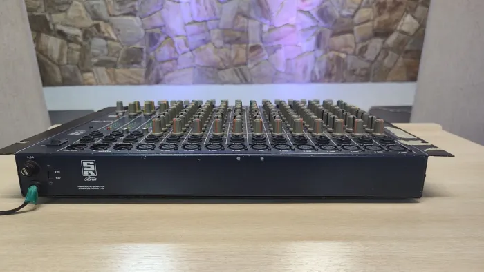 Mesa de Som Analógica Staner UX-12 - 12 Canais