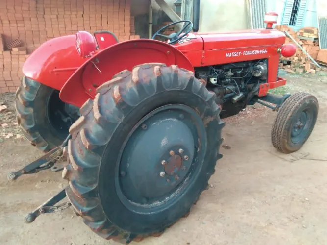 Trator Massey Ferguson 65x + Grade niveladora 20 disco. 