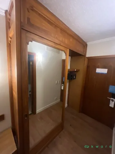 4 Armários com 2 portas de correr espelhadas (desmontado)
