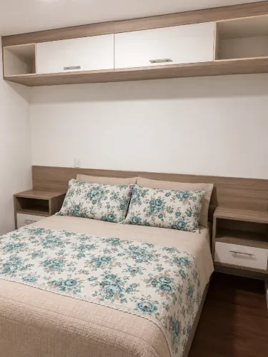 * Cabeceira de cama planejada em MDF, integrada Dois criados-mudos com uma gaveta cada