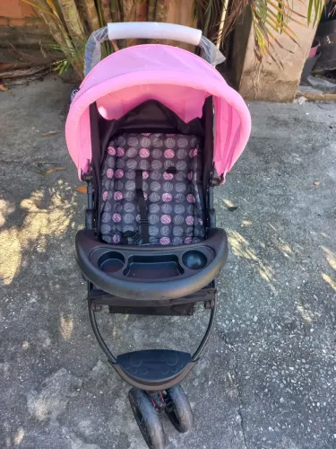 Carrinho de bebê menina muito novo