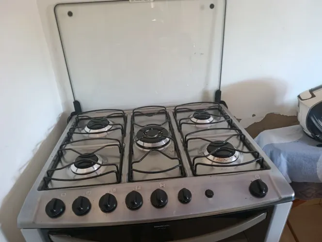 Vendo fogão de 5 bocas sem nenhum defeito muito bom msm ! Telefone pra contato *