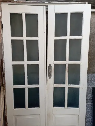 vende-se 1 porta e 4 janelas de paraju, com aduelas e vidros fume