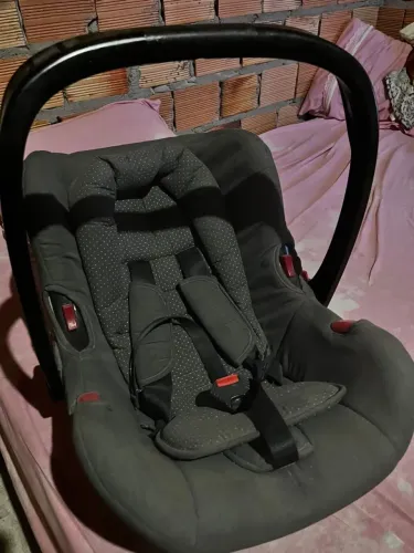 Vende-se um bebê conforto