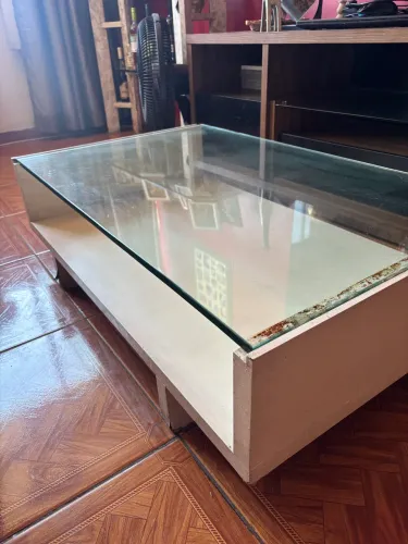 Mesa de centro com tampa de vidro