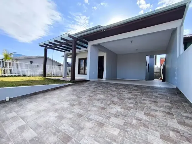 Casa mobiliada 3 dorm 3 banheiros APENAS 150m da areia da praia Zona Sul Balneário Rincão