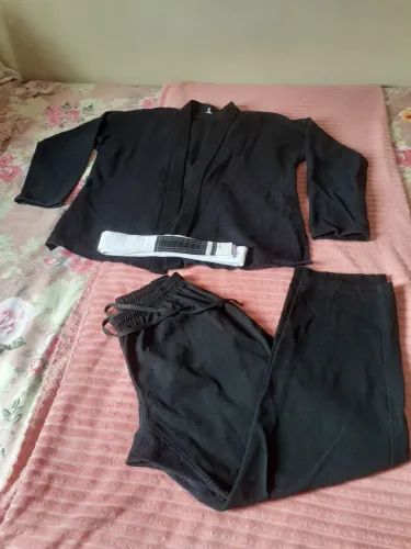 Kimono pouquíssimo usado veste 12 a 14 anos