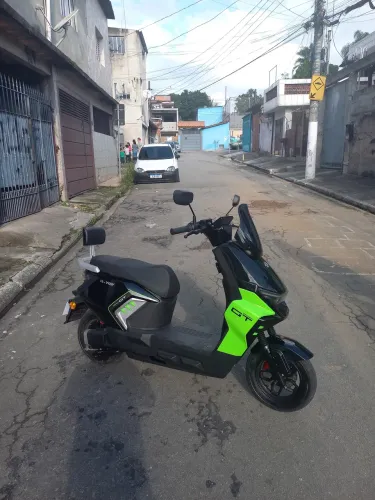 Moto Elétrica Moderna Com Design Esportivo Motor Potente E Acabamento Premium