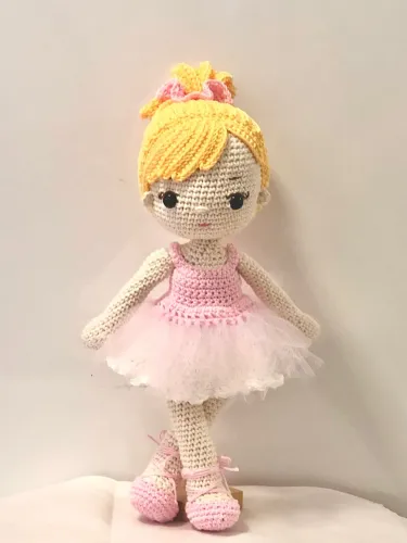Boneca/ Bailarina em amigurumi nova
