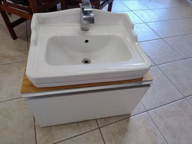 Kit Banheiro Lavatório + Torneira Água Quente e Fria + Armário+ Prateleira