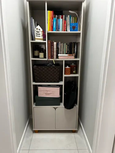 Estante multiuso com nichos e 2 portas 