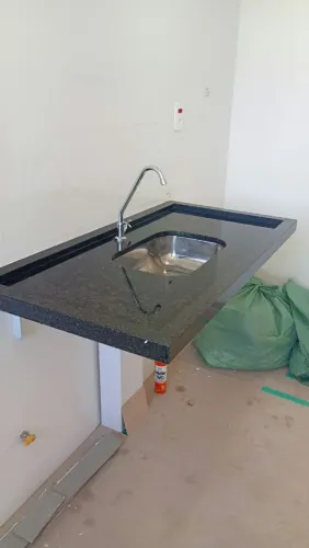 Bancadas: banheiro e cozinha
