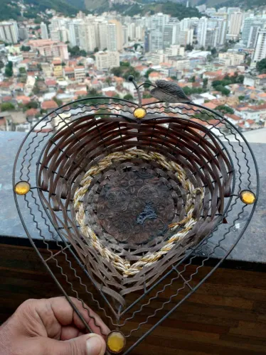 Cesta decorativa de ferro e vime