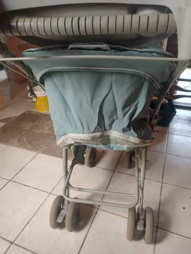 vende-se carrinho de bebê de segunda mão , ele esta completo em bom estado