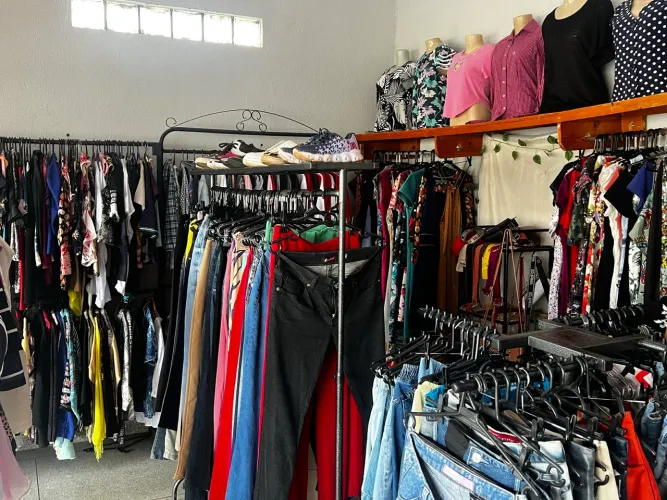 Vendo roupas para bazar no atacado