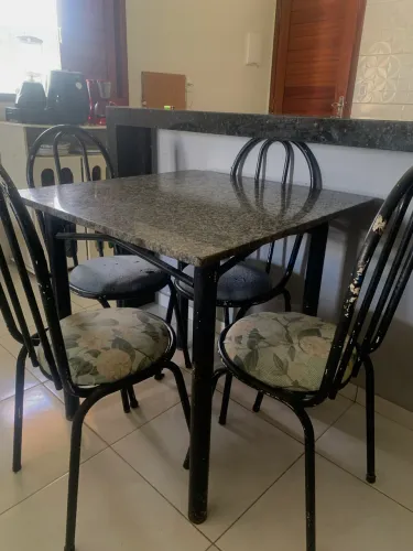 Mesa em mármore com cadeiras