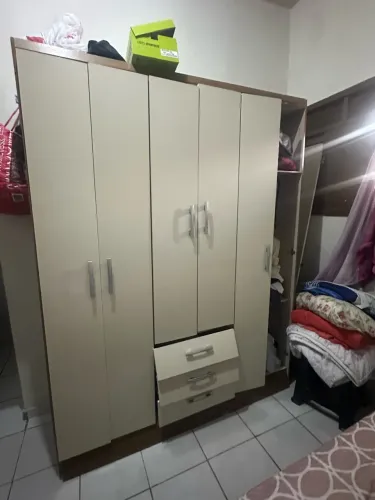 Vende se guarda-roupa