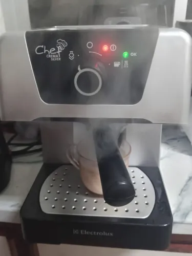 Cafeteira expresso Eletrolux semi nova praticamente sem uso