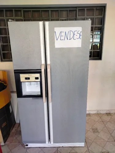 Geladeira Whirlpool de 2 portas, em bom estado.