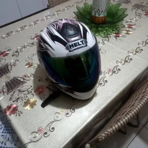 Capacete de moto e similares. 