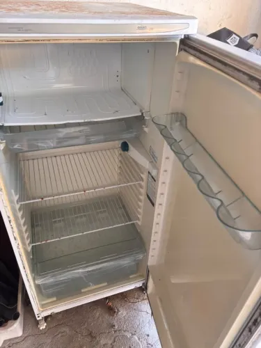 GELADEIRA VELHA