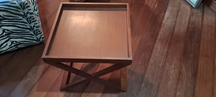 Mesa de centro ou lateral quadrada para sala.Com pés em x. Madeira maciça. 60x60x51alt