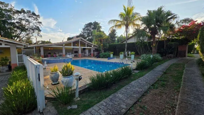 Casa térrea à venda com 3 suítes, piscina na Granja Viana