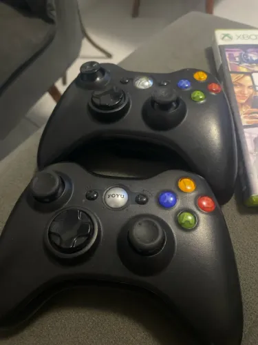 2 controle Xbox 360 e 1 jogo gta 5 com mapa