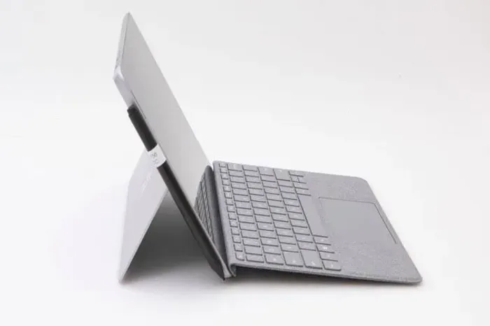 Microsoft Surface Go 10" (8GB RAM / 128GB SSD) ? Notebook e Tablet 2-em-1