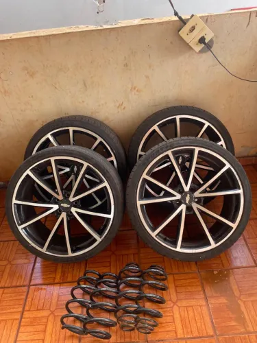 Vendo rodas aro 20 pneu Xbri em bom estado, vai com suspensão eibech