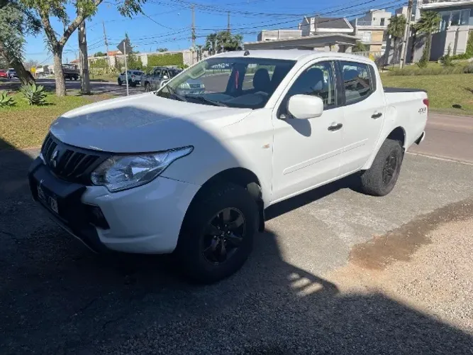 Mitsubishi L200 Triton Sport GLX 2.4 CD Diesel Mec. 2020