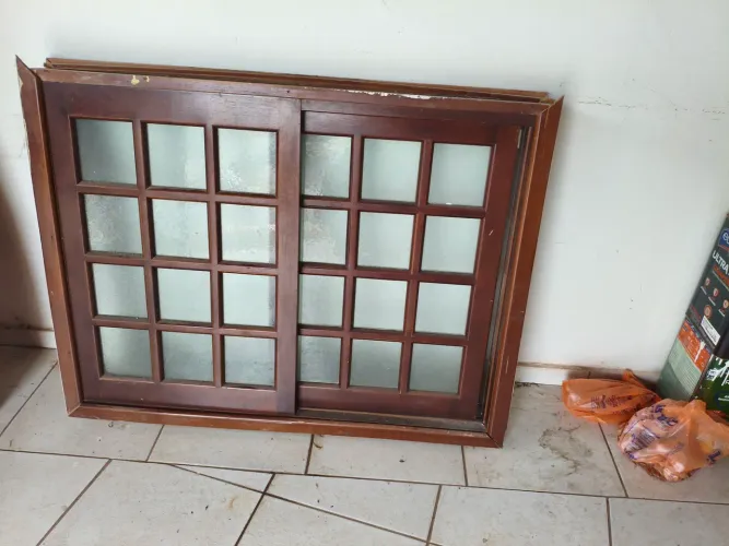 Janela de madeira 1,25 x 1,05