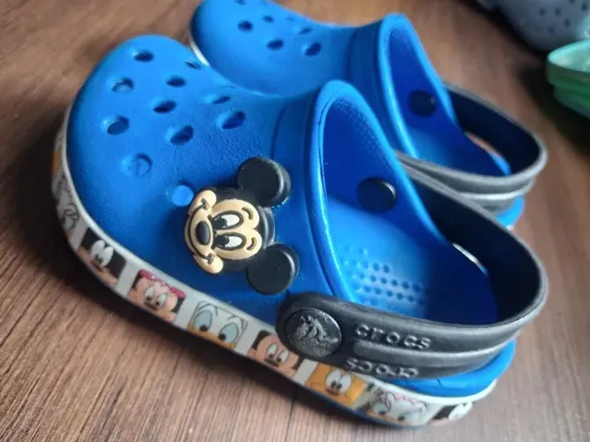Sandalia crocs mickey