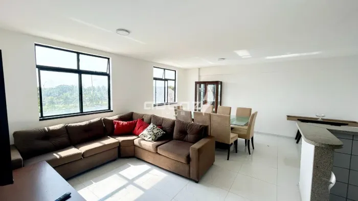 Imagine ter um apartamento amplo, ventilado e com uma vista privilegiada para o mar, em um