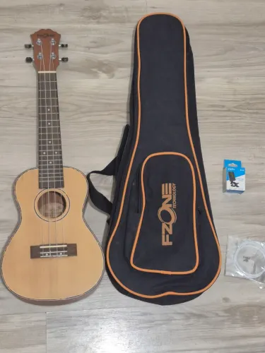 Ukulele FZone novo + case + cordas extras