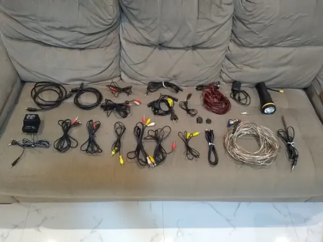 Cabos de Áudio, Vídeo, Alimentação e HDMI, Adaptador Universal e Conectores