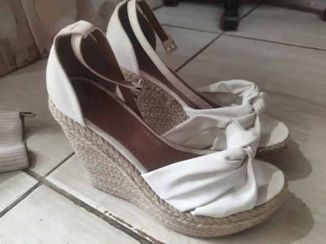 Sapatos e roupas