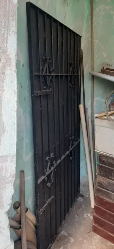 Portão de ferro em bom estado ,medindo 1,9 de largura com 1,86 de altura