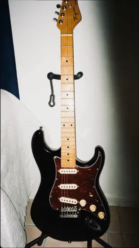 Guitarra elétrica tw-530 woodstock stratocaster