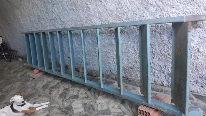 Escada de ferro reta tamanho 4.40 x 90 muito boa