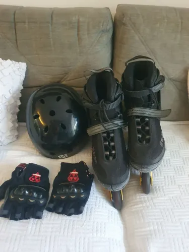 Patins 42/44 + Luvas e capacete