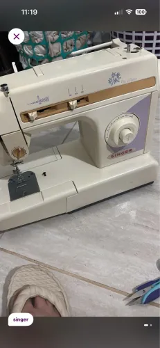 Máquina de costura com defeito 