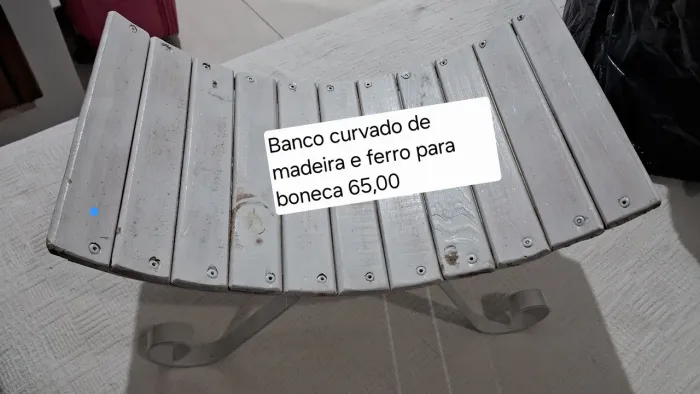 Banco curvo de madeira e ferro p boneca