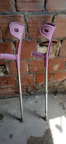 Vendo par de muletas semi nova 