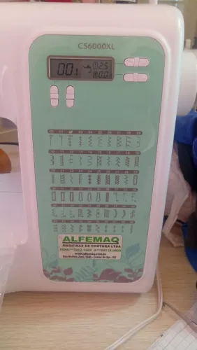 Vendo máquina de costura doméstica automático. Faz caseados...